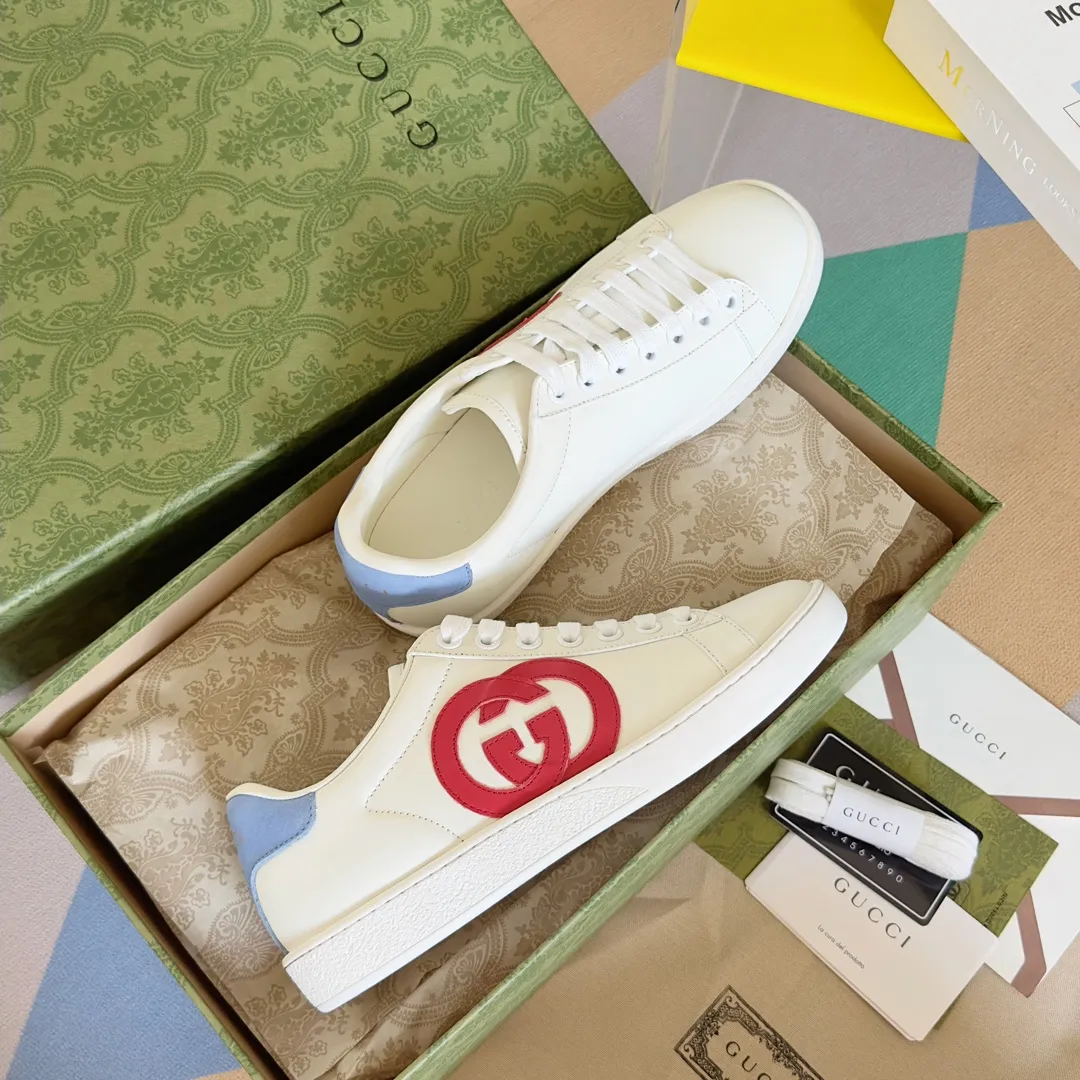 👟👟Ex-factory price 540👟👟 Men's size +10 Top version: Gucci G family classic Ace series Embroidery Little Bee White Shoes Couple Style Ribbon Love Casual Sports Shoes Sneakers Original Purchase Development Production This brand's classic low-top sports shoes interweave golden embroidered bees with red and green webbing. The bee is a classic element of the brand. It appeared in the Gucci ready-to-wear series in the 1970s. Exquisite packaging at the delivery counter🛍📦 ▪️Fabrics: Original custom imported first-layer cowhide ▪️Foots: Original custom cowhide lining ▪️Sole: Original open-molded rubber non-slip material ▪️Sole thickness: 2.5CM ▪️Size: Women's 34-41 (customized 34/41) ▪️Size: Men's 38-46 (38/46 customized)